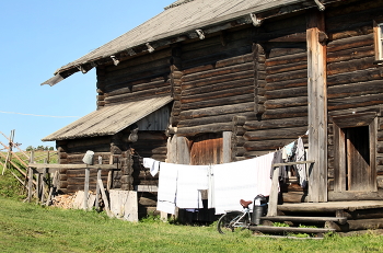 &nbsp; / реальный жилой дом...Когда-то остров Кижи не был всемирно известным музеем, а был просто большим островом в Онежском озере. В конце XVI века здесь было 14 деревень, а на месте Кижского погоста стояла деревня Погост. К концу XX века из старинных кижских деревень сохранились только две – Ямка и Васильево...Одна из сохранившихся деревень, Ямка впервые упоминается в документах в 1563 году, правда под другим названием: «деревня на Киском острове, словет Трофимовская». Активная жизнь здесь продолжается до сих пор - почти во всех домах живут.