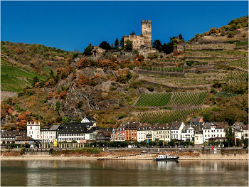 Прогулка по Рейну / в городке Кауб с населением около 900 человек обнаружился ещё один замок - Гутенфельз. Возвышается он прямо над замком Пфальцграфенштайн и является ещё более старым замком. Построен он был родом фон Фалькенштайн около 1200 года. На сегодняшний день хорошо сохранились основные постройки, в том числе 35-метровая главная башня крепости, главное здание замка и внутренний двор. Кольцевая стена относится к 14-му веку. В 1806 году Наполеон приказал разоружить замок и продать его с торгов под снос. Полное разрушение замка было предотвращено архивариусом, приобретшим руины. После 1888 года архитектор Вальтер осуществил реконструкцию замка.