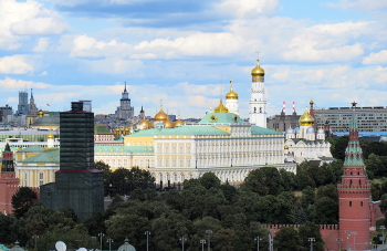 Двадцать глав, освященных солнцем / Вид Московского Кремля с храма Христа Спасителя.