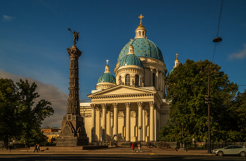 Начало осени в Санкт-Петербурге 03 / 07.09.2022 года. Собор Святой Живоначальной Троицы лейб-гвардии Измайловского полка — православный храм в Адмиралтейском районе Санкт-Петербурга.