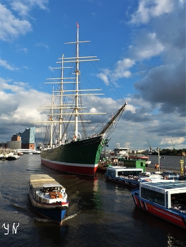 Hafen Hamburg / https://www.youtube.com/watch?v=MqayIdm5-zg
https://www.youtube.com/watch?v=TnFSpujP4SE&amp;t=15s
https://www.youtube.com/watch?v=9bd8flIZTkY
https://www.youtube.com/watch?v=dZ1W9amrFdg
https://www.youtube.com/watch?v=4NAPdB2VuSU