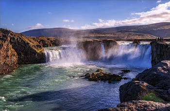 Водопад Годафосс (богов) / Высота водопада 12 м, ширина 30. Он находится на реке Скьялфандафль, это четвертая по величине река в Исландии и поэтому водопад очень полноводный в любое время года.
