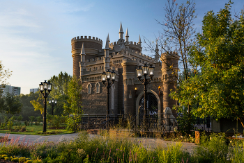 Замок / Москва, парк на Олонецкой улице (торговые ряды)