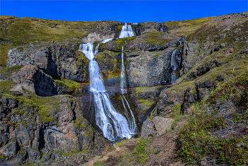 Водопад Хенгифосс / Водопад высотой в 40 этажей.
Водопад Хенгифосс - это второй по величине водопад Исландии. Его высота 120 метров.
переводится как &quot;большой полосатый водопад&quot;. По количеству новых лавовых образований (попеперечные полосы) можно определить, что он пережил шесть извержений вулкана.
Конечно, не самое лучшее время для съемки, но зато только в такую погоду, что не типично для Исландии, можно наблюдать над ним радугу.