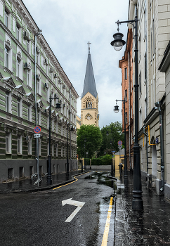 Городской переулочек / Петроверигский переулок, вид на собор Петра и Павла.