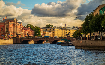 Начало осени в Санкт-Петербурге 15 / Ани́чков мост — автодорожный каменный арочный мост через реку Фонтанку в Центральном районе Санкт-Петербурга, соединяющий Спасский и Безымянный острова.