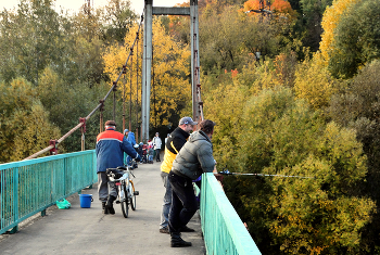Осенняя рыбалка с моста / Осенняя рыбалка в Оке с моста
