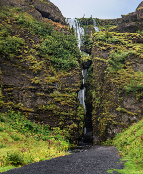 Не проходите мимо! / Водопад Gljúfrafoss переводится с исландского - &quot;кто-то, кто живет в каньоне&quot;. Водопад видно только в вертикальную трещину с близкого расстояния.