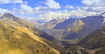 Вид с Эльбруса на гряду Кавказских гор / Вид с Эльбруса на гряду Кавказских гор и реку Баксан
