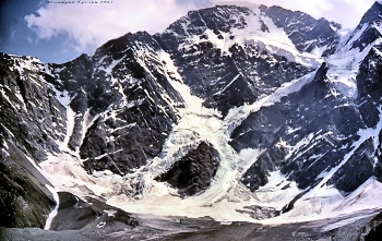 Ледник &quot;Семерка&quot; / Снято с Чегета в 1986 году. Во время съемки сошла лавина и &quot;улеглась&quot; на перекладину Семерки. Ощущения очень необычные. Летняя лавина - большая редкость.