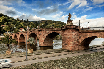 Старый мост г. Гейдельберг ( нем. Heidelberg ) — город в Германии / Одной из главных достопримечательностей Гейдельберга является прекрасный Старый мост, также известный как мост Карла Теодора. Он представляет собой огромную дугообразную конструкцию, проложенную через речку Некарр и расположенную прямо в историческом районе города. Старый мост в его нынешнем виде был сконструирован в 1788 году при великом курфюрсте Карле Теодоре. Он стал девятым по счету мостом, построенным на этом месте. В его стиле прослеживаются черты раннего барокко, он является продолжением древнего каменного переулка, ведущего из старой части города к Горе святых. Общая длина конструкции составляет 200 метров, а средняя ширина - 7 м.