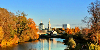 Осень в городе на реке / Осень в городе на реке