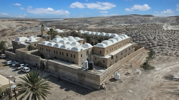 МЕЧЕТЬ НАБИ МУСА -( Nabi Mosa ) / Мечеть Наби Мусса находится в пятнадцати километрах от Иерусалима, к северо-востоку по дороге к Мертвому морю.Само сооружение, которое напоминает крепость, возвели в 1820 году. Мечеть назвали Наби Муса, что на арабском языке означает «пророк Моисей» - один из главных пророков не только иудеев, но и мусульман.Но написано в Торе, что ни один человек на земле не знает, где похоронен Моше - пророк Моисей умер перед тем, как евреи перешли реку Йордан в землю Израиля, там, в Заиорданье, в Моаве. Собственно, этим и кончается Тора . "И умер там Моше, раб Господа, на земле Моава, по слову Господа; и погребен был в долине на земле Моава, против Бет-Пеора; и не знает никто могилы его до сего дня"