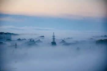 Туманом накрыло всё во круг / Утренний туман постепенно и почти незаметно, как это любят английские туманы, превратился в моросящий дождь.