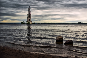 Обелиск / Калязин. Затопленная колокольня Никольского собора.