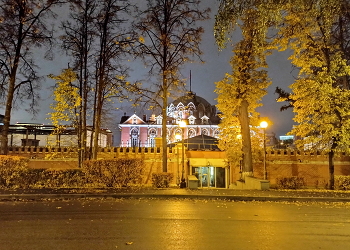 Петровский путевой дворец. Тыл. / Петровский путевой дворец. в Москве. Возведён в 1776—1780-х годах по проекту архитектора Матвея Казакова.