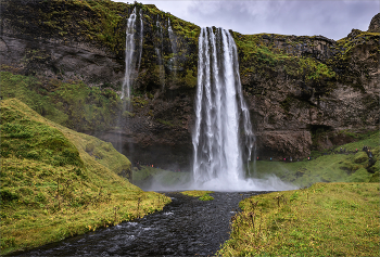 Пройти под водопадом и не замочиться / Водопад Сельяландсфосс (Seljalandsfoss). В Исландии огромное количество водопадов, но этот водопад особенный, по высоте он не превышает 60 метров (есть гораздо выше), но под ним имеется природная впадина, по которой проложена тропа.