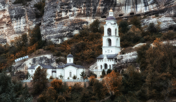 Древняя обитель в горах. / Свято-Успенский мужской монастырь был заложен около 1200 лет назад. ..