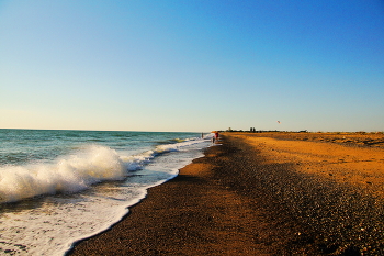 Осень на Чёрном море / Заходящее солнце раскрасило море,небо и берег.Но ветер нагнал волны.Все торопятся домой.