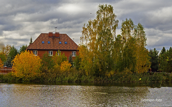 дом у озера / Осень,ветренно,озеро