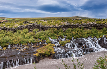 Водопад шириною в километр / Этот водопад Хрёйнфоссар(исл. Hraunfossar) образован потоками подземной реки, просачивающейся через лавовое поле. Ручейки, а их более 100, стекают в ущелье . Протяженность падающих потоков воды около км