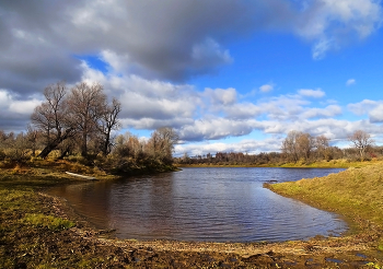Сибирский октябрь / Сибирский октябрь
В осень шагну осторожно, Листья - ковром под ногой. Слушаю всё настороженно Ветра звериный вой. Небо склонилось отчаянно, Даль, с синевой, пролегла. Осень прозрачно - печальная, Так оголиться смогла. Скинула, в золоте, платье, Плечи бесстыдно открыв, В ветреном вся объятье, Радость тепла позабыв. Память светла листопадом, Осень забыться спешит... Автор стиха Александра Брыткова-Смолякова