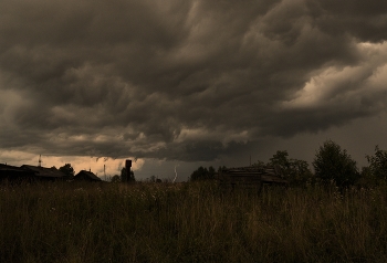 "Ночь близка, на небе черном серых туч ползет громада..." / "Ночь близка ... На небе черном
 Серых туч ползет громада ...
 Душен воздух ... Вечер длится ...
 В этом отдыхе природы
 Что-то грозное таится ..."
 А.Апухтин