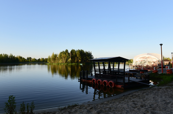 на пляже / вид на лесной водоём и плавучую беседку