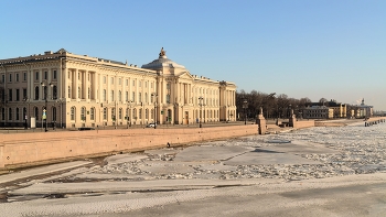 Ледоход на Неве. Университетская набережная. / Март 2022.