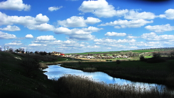 Село... / Начало села,река,берега,небо,облака