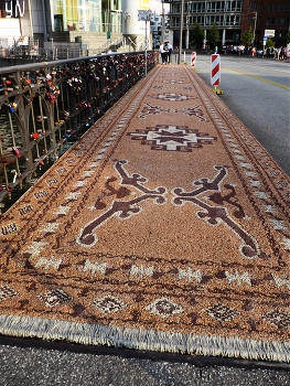 Ковёр из камушков / Hamburg, Speicherstadt - cкладской район ( Speicherstadt) является историческим комплексом в порту Гамбурга. С 1991 года является памятником архитектуры и зарегистрирован с 5 июля 2015 года всемирным наследием ЮНЕСКО.
На фото ковёр из крошечных камушков. Вначале создаётся впечатление, что настоящий!

Слайд-шоу складского района:

https://www.youtube.com/watch?v=i0kxa-sex6o

Гамбург:

https://www.youtube.com/watch?v=IGn-NNqkBL0

Ночной Гамбург:

https://www.youtube.com/watch?v=zK_OjHB7ios

Зимний Гамбург:

https://www.youtube.com/watch?v=0dOEZDrFNgo