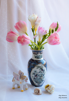 Тюльпаны в японской вазе / Тюльпаны и фрезии в японской вазе