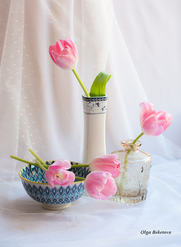 Пять розовых тюльпанов / цветы в вазах