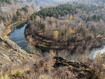 На вершине / скалы, река, осень