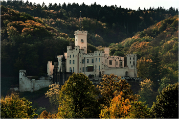 Замок Штольценфельс (Schloss Stolzenfels) / Замок Штольценфельс (нем. Schloss Stolzenfels) расположен над одноимённым районом Кобленца на левом берегу Рейна напротив устья реки Лан. С 2002 года замок входит в Список объектов Всемирного наследия ЮНЕСКО долины Среднего Рейна. Замок был построен в 1242—1259 годах архиепископом Трира Арнольдом II в качестве летней резиденции. Английская неоготика оказала сильное влияние на романтический стиль сооружения. Комнаты летней резиденции были украшены ценной мебелью и картинами. Наиболее впечатляющим помещением являлся Рыцарский зал с выставленными там старинными доспехами.