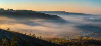 Туман прячется за горы / Из серии «Прозрачное утро». 
Окрестности села Макешкино. Новооскольский район. Октябрь, 2022 года.
Из фотопроекта "Земля Белгородская».