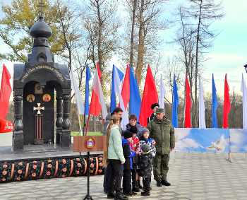 В память погибших / 3 ноября в парке Победы Орла губернатор вручил многодетной семье орден Мужества, которым отец 9 детей, военнослужащий был награжден посмертно.