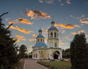 Церковь Петра и Павла в Ясеневе / Храм Петра и Павла в Ясеневе
Православный храм Параскево-Пятницкого благочиния Московской городской епархии. Подворье Свято-Введенской Оптиной Пустыни. Храм расположен в районе Ясенево Юго-Западного административного округа города Москвы.
Дата постройки:1751 г.