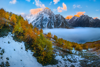 Первый снег осенью / Осенние берёзы на фоне горы Тихтенген.
Осень, 2021 г.
Кабардино-Балкария.
Из фотопроекта «Кавказ без границ».