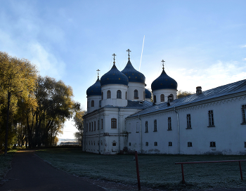 У стен древнего монастыря / Осеннее утро у стен Новгородского Свято-Юрьева мужского монастыря.
Свято-Юрьев мужской монастырь был самым крупным из новгородских монастырей, он владел огромными земельными угодьями и осуществлял сложнейшую хозяйственную деятельность.