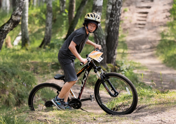 МАУТИН БАЙК / Катание на горных велосипедах - это вид спорта, включающий езду на велосипедах по бездорожью, часто по пересеченной местности, обычно с использованием специально разработанных горных велосипедов.