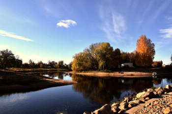 Осень на берегах реки Полисть / Полисть - средняя река, протекающая на северо-западе европейской части России (в Псковской и Новгородской области), является левым притоком реки Ловать. Длина реки - 176 км, ширина - от 10 до 40 метров, площадь бассейна - 3630 кв км.
Крупнейшие притоки реки Полисть: Холынья, Снежа, Порусья. Крупнейшим населённым пунктом на реке является город Старая Русса.
