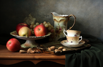 С яблоками и орехами / натюрморт с фруктами