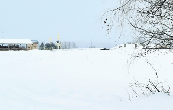 "И все-таки церковь над тихой деревней покой навевает блаженный..." / "И все-таки церковь над тихой деревней
 Покой навевает блаженный и древний!
 И золото купола не вредоносно!
 Оно бескорыстно! Оно венценосно!
 Частичка Руси, уголок тот родимый, -
 Он церковью будто веками хранимый!.."
 Л.Зельцер