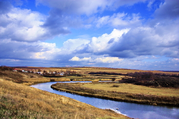Поворот реки... / Осень, река,деревья,дома,небо,облака
