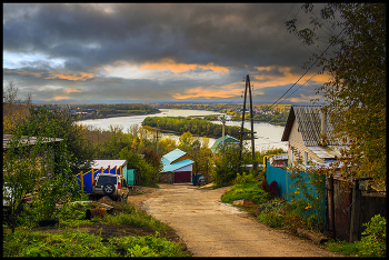 Городская окраина / Улица, река