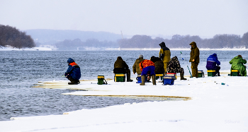 Зимняя рыбалка. / На Оке.