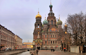 Храм Воскресения Христова на Крови́ в Питере / Храм Воскресения Христова на Крови́, или храм Спа́са на Крови́— мемориальный православный храм в Санкт-Петербурге, сооружённый в память того, что на этом месте 1 (13) марта 1881 года в результате покушения был смертельно ранен император Александр II