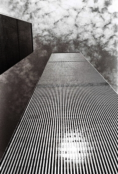 "Близнецы" в Нью-Йорке в 1999 году / Всемирный торговый центр, до 110 этажей в обоих зданиях. "Близнецы" были одинаковыми.