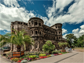 Порта Нигра, Trier, Germany / Порта Нигра — самые большие и наиболее хорошо сохранившиеся античные ворота во всём мире, входят в список объектов Всемирного наследия ЮНЕСКО и являются символом города Трир (Германия). Во времена Римской империи выполняли функцию городских ворот. Эти ворота, высота которых 29,3 м, были построены в 180 году без применения цемента.